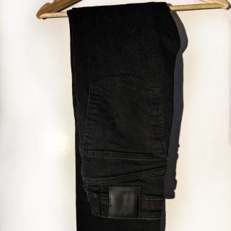 Produktbild av raka jeans i svart.