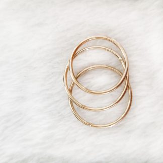 Produktbild av tre guldfärgade ringar.