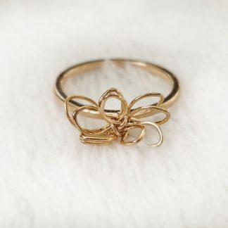 Produktbild av en ring med blomma.
