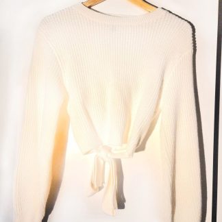En produktbild på en tröja med knytband.